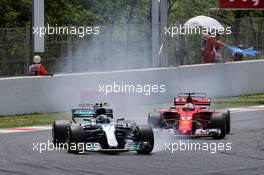 Valtteri Bottas (FIN) Mercedes AMG F1 W08 and Sebastian Vettel (GER) Ferrari SF70H battle for position. 14.05.2017. Formula 1 World Championship, Rd 5, Spanish Grand Prix, Barcelona, Spain, Race Day.
