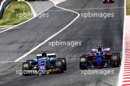 Pascal Wehrlein (GER) Sauber C36 and Carlos Sainz Jr (ESP) Scuderia Toro Rosso STR12 battle for position. 14.05.2017. Formula 1 World Championship, Rd 5, Spanish Grand Prix, Barcelona, Spain, Race Day.