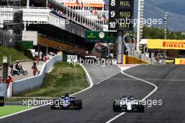 Marcus Ericsson (SWE) Sauber C36 and Lance Stroll (CDN) Williams FW40 battle for position. 14.05.2017. Formula 1 World Championship, Rd 5, Spanish Grand Prix, Barcelona, Spain, Race Day.