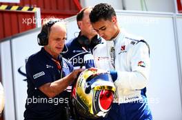 Pascal Wehrlein (GER) Sauber F1 Team with Joseph Lieberer (SUI) Sauber Physio. 13.05.2017. Formula 1 World Championship, Rd 5, Spanish Grand Prix, Barcelona, Spain, Qualifying Day.