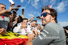 Fernando Alonso (ESP) McLaren with fans. 14.05.2017. Formula 1 World Championship, Rd 5, Spanish Grand Prix, Barcelona, Spain, Race Day.