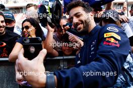 Daniel Ricciardo (AUS) Red Bull Racing with fans. 11.05.2017. Formula 1 World Championship, Rd 5, Spanish Grand Prix, Barcelona, Spain, Preparation Day.