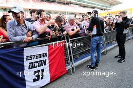 Esteban Ocon (FRA) Sahara Force India F1 Team with fans. 11.05.2017. Formula 1 World Championship, Rd 5, Spanish Grand Prix, Barcelona, Spain, Preparation Day.