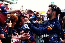 Daniel Ricciardo (AUS) Red Bull Racing signs autographs for the fans. 11.05.2017. Formula 1 World Championship, Rd 5, Spanish Grand Prix, Barcelona, Spain, Preparation Day.