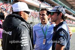 (L to R): Lewis Hamilton (GBR) Mercedes AMG F1 with Pedro De La Rosa (ESP) and Carlos Sainz Jr (ESP) Scuderia Toro Rosso. 11.05.2017. Formula 1 World Championship, Rd 5, Spanish Grand Prix, Barcelona, Spain, Preparation Day.