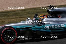 Lewis Hamilton (GBR) Mercedes AMG F1 W08 waves to the crowd at the end of FP2. 14.07.2017. Formula 1 World Championship, Rd 10, British Grand Prix, Silverstone, England, Practice Day.
