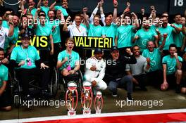 Race winner Lewis Hamilton (GBR) Mercedes AMG F1 celebrates with second placed Valtteri Bottas (FIN) Mercedes AMG F1, brother Nicolas Hamilton (GBR), Billy Monger (GBR) Racing Driver, and the team. 16.07.2017. Formula 1 World Championship, Rd 10, British Grand Prix, Silverstone, England, Race Day.