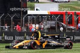 Jolyon Palmer (GBR) Renault Sport F1 Team RS17 stopped on the formation lap. 16.07.2017. Formula 1 World Championship, Rd 10, British Grand Prix, Silverstone, England, Race Day.