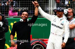 Lewis Hamilton (GBR) Mercedes AMG F1 celebrates his pole position with brother Nicolas Hamilton (GBR). 15.07.2017. Formula 1 World Championship, Rd 10, British Grand Prix, Silverstone, England, Qualifying Day.