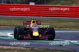 Max Verstappen (NLD) Red Bull Racing RB13 runs wide. 15.07.2017. Formula 1 World Championship, Rd 10, British Grand Prix, Silverstone, England, Qualifying Day.