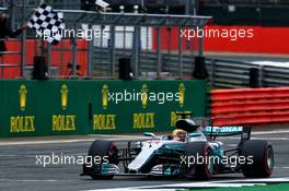Pole sitter Lewis Hamilton (GBR) Mercedes AMG F1 W08 takes the chequered flag at the end of qualifying. 15.07.2017. Formula 1 World Championship, Rd 10, British Grand Prix, Silverstone, England, Qualifying Day.