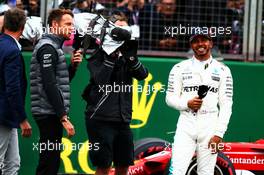 Pole sitter Lewis Hamilton (GBR) Mercedes AMG F1 with David Coulthard (GBR) Red Bull Racing and Scuderia Toro Advisor / Channel 4 F1 Commentator and Jenson Button (GBR) McLaren. 15.07.2017. Formula 1 World Championship, Rd 10, British Grand Prix, Silverstone, England, Qualifying Day.