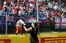Grid girl fires souvenirs into the crowd. 30.07.2017. Formula 1 World Championship, Rd 11, Hungarian Grand Prix, Budapest, Hungary, Race Day.