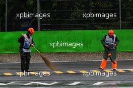 Attempts are made to dry the circuit during qualifying. 02.09.2017. Formula 1 World Championship, Rd 13, Italian Grand Prix, Monza, Italy, Qualifying Day.