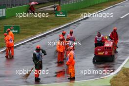 Marshals attempt to dry the circuit. 02.09.2017. Formula 1 World Championship, Rd 13, Italian Grand Prix, Monza, Italy, Qualifying Day.