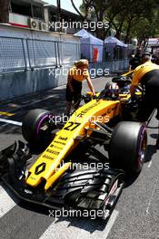 Nico Hulkenberg (GER) Renault Sport F1 Team RS17 on the grid. 28.05.2017. Formula 1 World Championship, Rd 6, Monaco Grand Prix, Monte Carlo, Monaco, Race Day.