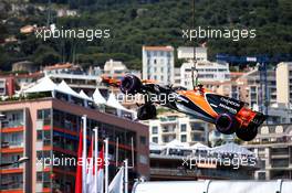 The McLaren MCL32 of Stoffel Vandoorne (BEL) McLaren is craned from the circuit after he crashed in qualifying. 27.05.2017. Formula 1 World Championship, Rd 6, Monaco Grand Prix, Monte Carlo, Monaco, Qualifying Day.