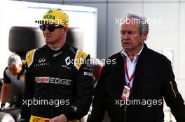 (L to R): Nico Hulkenberg (GER) Renault Sport F1 Team with Jerome Stoll (FRA) Renault Sport F1 President. 28.04.2017. Formula 1 World Championship, Rd 4, Russian Grand Prix, Sochi Autodrom, Sochi, Russia, Practice Day.