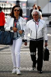 Bernie Ecclestone (GBR) with his wife Fabiana Flosi (BRA). 28.04.2017. Formula 1 World Championship, Rd 4, Russian Grand Prix, Sochi Autodrom, Sochi, Russia, Practice Day.