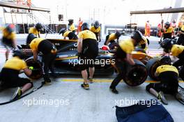 Nico Hulkenberg (GER) Renault Sport F1 Team RS17 practices a pit stop. 28.04.2017. Formula 1 World Championship, Rd 4, Russian Grand Prix, Sochi Autodrom, Sochi, Russia, Practice Day.
