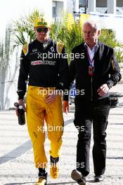 (L to R): Nico Hulkenberg (GER) Renault Sport F1 Team with Jerome Stoll (FRA) Renault Sport F1 President. 28.04.2017. Formula 1 World Championship, Rd 4, Russian Grand Prix, Sochi Autodrom, Sochi, Russia, Practice Day.