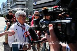 Bernie Ecclestone (GBR) with the media. 28.04.2017. Formula 1 World Championship, Rd 4, Russian Grand Prix, Sochi Autodrom, Sochi, Russia, Practice Day.