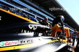 Jolyon Palmer (GBR) Renault Sport F1 Team RS17 on the grid. 30.04.2017. Formula 1 World Championship, Rd 4, Russian Grand Prix, Sochi Autodrom, Sochi, Russia, Race Day.