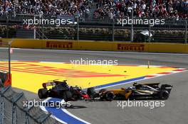 Jolyon Palmer (GBR) Renault Sport F1 Team RS17 and Romain Grosjean (FRA) Haas F1 Team VF-17 crash at the start of the race. 30.04.2017. Formula 1 World Championship, Rd 4, Russian Grand Prix, Sochi Autodrom, Sochi, Russia, Race Day.