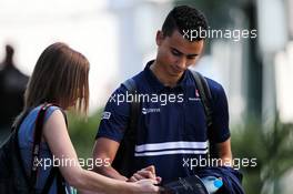 Pascal Wehrlein (GER) Sauber F1 Team signs autographs for the fans. 29.04.2017. Formula 1 World Championship, Rd 4, Russian Grand Prix, Sochi Autodrom, Sochi, Russia, Qualifying Day.