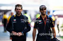 Daniel Ricciardo (AUS) Red Bull Racing (Right) with Sam Village (GBR) Red Bull Racing Personal Trainer. 30.04.2017. Formula 1 World Championship, Rd 4, Russian Grand Prix, Sochi Autodrom, Sochi, Russia, Race Day.