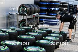 Mercedes AMG F1 mechanic with Pirelli tyres. 27.04.2017. Formula 1 World Championship, Rd 4, Russian Grand Prix, Sochi Autodrom, Sochi, Russia, Preparation Day.