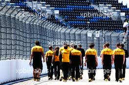 The Renault Sport F1 Team walk the circuit. 27.04.2017. Formula 1 World Championship, Rd 4, Russian Grand Prix, Sochi Autodrom, Sochi, Russia, Preparation Day.