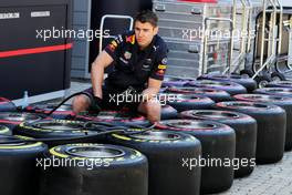 Red Bull Racing mechanic with Pirelli tyres. 27.04.2017. Formula 1 World Championship, Rd 4, Russian Grand Prix, Sochi Autodrom, Sochi, Russia, Preparation Day.