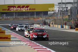 Race 1, Hugo Valente (FRA) SEAT Leon TCR, Lukoil Craft-Bamboo Racing, Pierre-Yves Corthals (BEL) Opel Astra TCR, DG Sport Competition 15.04.2017. TCR International Series, Rd 2, Sakhir, Bahrain, Saturday.