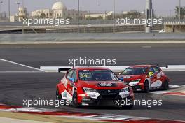 Race 1, James Nash (GBR) Seat Leon Team Craft-Bamboo LUKOIL , Pepe Oriola (ESP) SEAT Leon, Team Craft-Bamboo LUKOIL 15.04.2017. TCR International Series, Rd 2, Sakhir, Bahrain, Saturday.