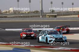 Race 1, Jean-Karl Vernay Volkswagen Golf GTI TCR Leopard Racing Team WRT, James Nash (GBR) Seat Leon Team Craft-Bamboo LUKOIL  and Pepe Oriola (ESP) SEAT Leon, Team Craft-Bamboo LUKOIL 15.04.2017. TCR International Series, Rd 2, Sakhir, Bahrain, Saturday.