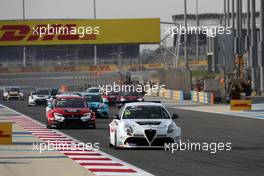 Race 1, Davit Kajaia (GEO) Alfa Romeo Giulietta TCR,  GE-Force, James Nash (GBR) Seat Leon Team Craft-Bamboo LUKOIL 15.04.2017. TCR International Series, Rd 2, Sakhir, Bahrain, Saturday.