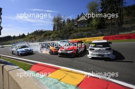 06.05.2017 - Race 2, Start of the race, Crash, Maxime Potty (BEL) Volkswagen Golf GTi TCR, Team WRT, Pepe Oriola (ESP) SEAT LeÃ³n, Team Craft-Bamboo LUKOIL and Tom Coronel (NLD) Honda Civic Type-R TCR, Boutsen Ginion Racing 04-06.05.2017 TCR International Series, Round 3, Spa Francorchamps, Spa, Belgium