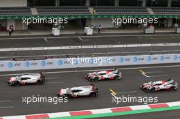 Timo Bernhard (GER) / Earl Bamber (NZL) / Brendon Hartley (NZL) #02 Porsche LMP Team, Porsche 919 Hybrid leads at the start of the race. 03.09.2017. FIA World Endurance Championship, Rd 5, 6 Hours of Mexico, Mexico City, Mexico.