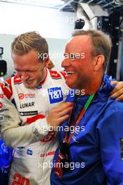 Kevin Magnussen (DEN) Haas F1 Team celebrates his pole position with Rubens Barrichello (BRA). 11.11.2022. Formula 1 World Championship, Rd 21, Brazilian Grand Prix, Sao Paulo, Brazil, Qualifying Day.