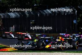 (L to R): Lewis Hamilton (GBR) Mercedes AMG F1 W14 and Max Verstappen (NLD) Red Bull Racing RB19 battle for position at the start of the race. 02.04.2023. Formula 1 World Championship, Rd 3, Australian Grand Prix, Albert Park, Melbourne, Australia, Race Day.