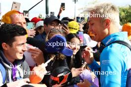 Alexander Albon (THA) Williams Racing with fans. 01.04.2023. Formula 1 World Championship, Rd 3, Australian Grand Prix, Albert Park, Melbourne, Australia, Qualifying Day.