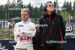 Toyota Gazoo Racing Kevin Magnussen (DEN) Haas F1 Team with Guenther Steiner (ITA) Haas F1 Team Prinicipal on the grid. 30.07.2023. Formula 1 World Championship, Rd 13, Belgian Grand Prix, Spa Francorchamps, Belgium, Race Day.