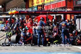 Max Verstappen (NLD) Red Bull Racing RB19 makes a pit stop. 30.07.2023. Formula 1 World Championship, Rd 13, Belgian Grand Prix, Spa Francorchamps, Belgium, Race Day.