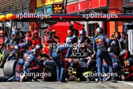 Max Verstappen (NLD) Red Bull Racing RB19 makes a pit stop. 30.07.2023. Formula 1 World Championship, Rd 13, Belgian Grand Prix, Spa Francorchamps, Belgium, Race Day.