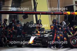 Sergio Perez (MEX) Red Bull Racing RB19 makes a pit stop. 05.03.2023. Formula 1 World Championship, Rd 1, Bahrain Grand Prix, Sakhir, Bahrain, Race Day.
