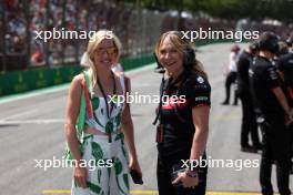 (L to R): Tiffany Cromwell (AUS) Professional Cyclist and Ruth Buscombe (GBR) Alfa Romeo F1 Team Head of Race Strategy on the grid. 05.11.2023. Formula 1 World Championship, Rd 21, Brazilian Grand Prix, Sao Paulo, Brazil, Race Day.