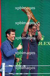 (L to R): Mark Webber (AUS) Channel 4 Presenter / Driver Manager on the podium with Jeff Calam (GBR) Red Bull Racing Senior Projects Engineer. 05.11.2023. Formula 1 World Championship, Rd 21, Brazilian Grand Prix, Sao Paulo, Brazil, Race Day.
