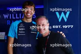 (L to R): Alexander Albon (THA) Williams Racing with Rubens Barrichello (BRA). 04.11.2023. Formula 1 World Championship, Rd 21, Brazilian Grand Prix, Sao Paulo, Brazil, Sprint Day.