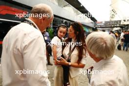 Bernie Ecclestone (GBR) and wife Fabiana Flosi (BRA) with daughter Ace. 05.11.2023. Formula 1 World Championship, Rd 21, Brazilian Grand Prix, Sao Paulo, Brazil, Race Day.